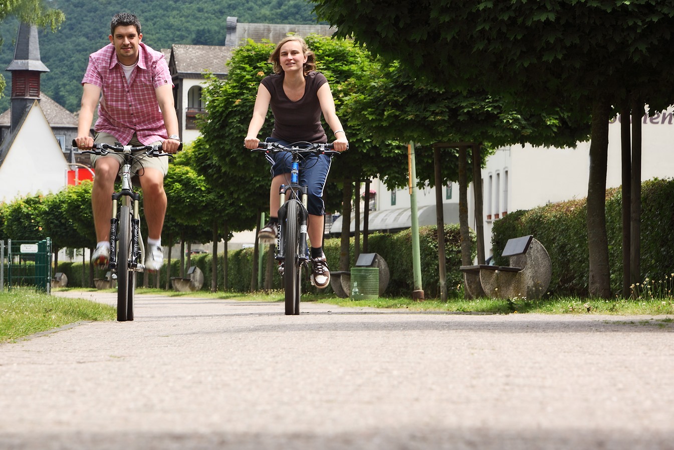Ein Pärchen auf der Genießertour auf dem Fahrrad durch Cochem  © Tourist-Information Ferienland Cochem 