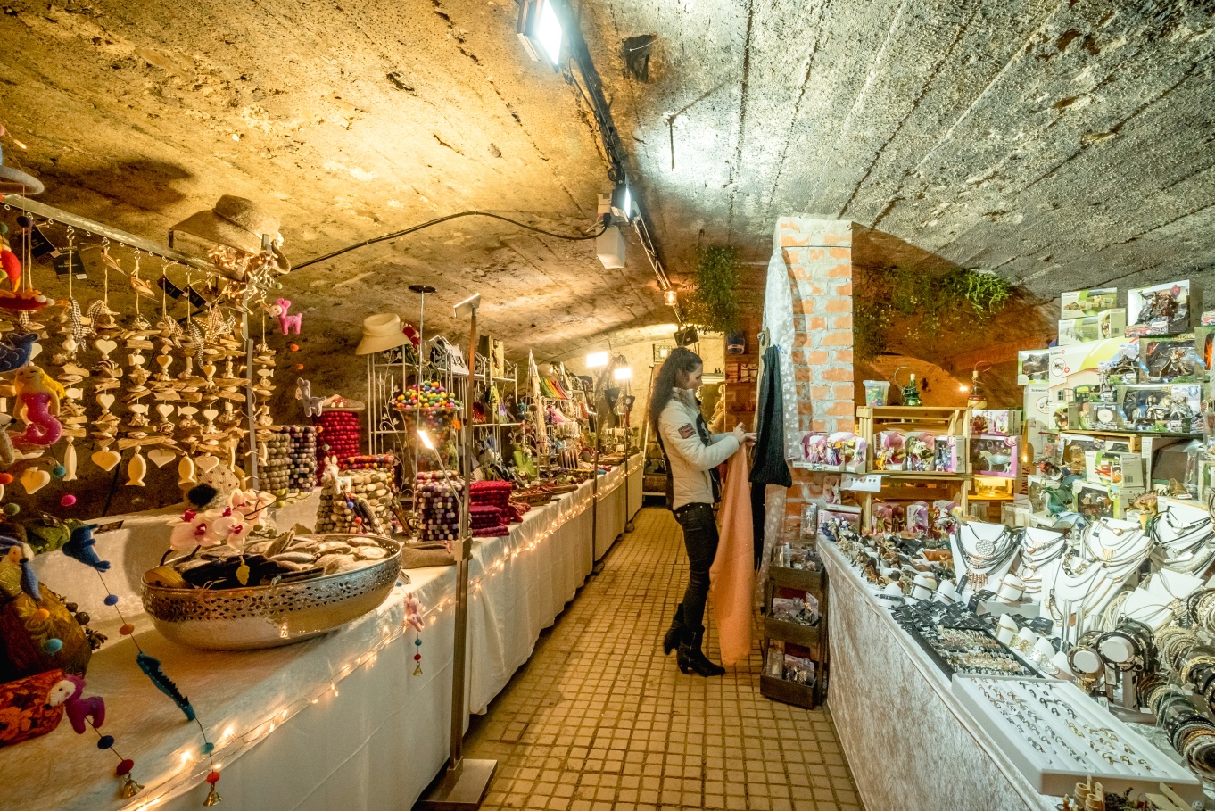 Blick in den unterirdischen Gang mit Ständen beim Mosel-Wein-Nachts-Markt in Traben-Trarbach