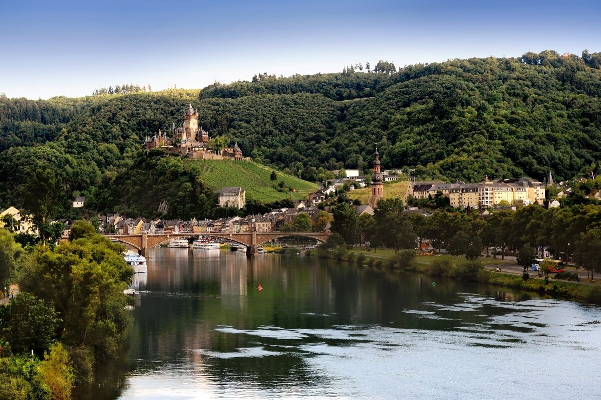 Auf dem Seitensprung Cochemer Ritterrunde: Blick vom Moselufer über die Brücke auf die Reichsburg Cochem an der Mosel © Tourist-Information Ferienland Cochem