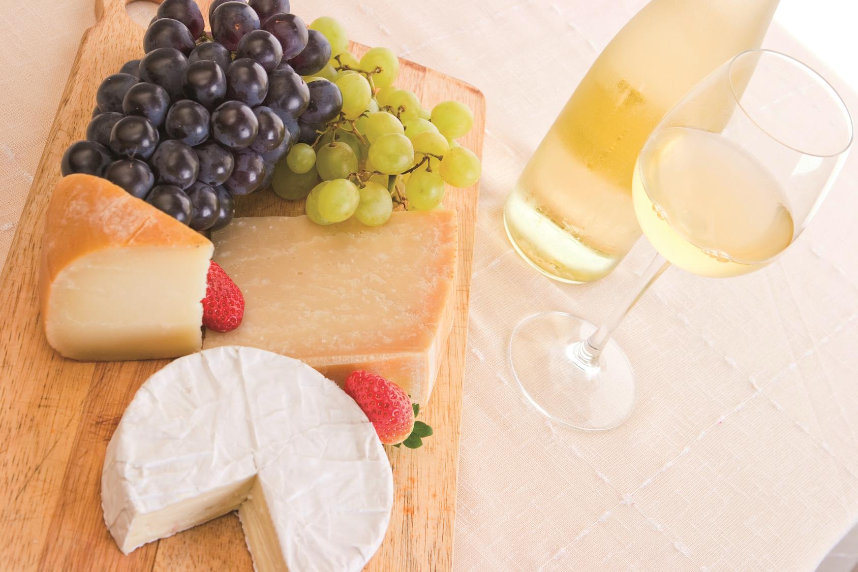 Moselspezialitäten: Wein, Trauben und Käse